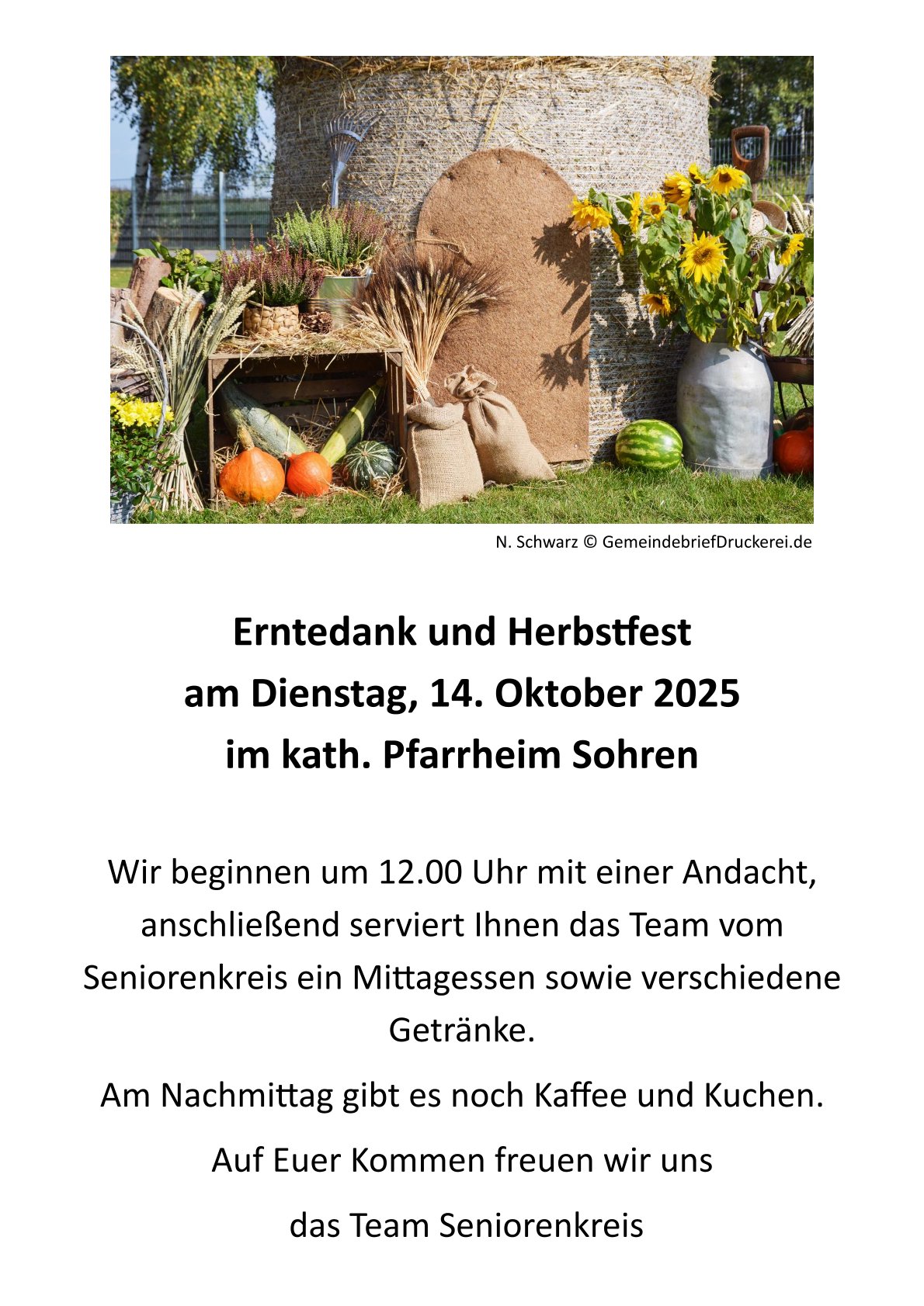 Erntedank-Gabentisch, Getreide, Kürbisse und Blumen