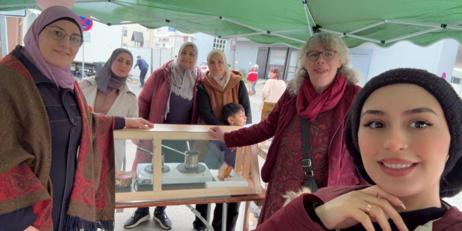 Frauen laden ein zu arabischem Kaffee und Baklava