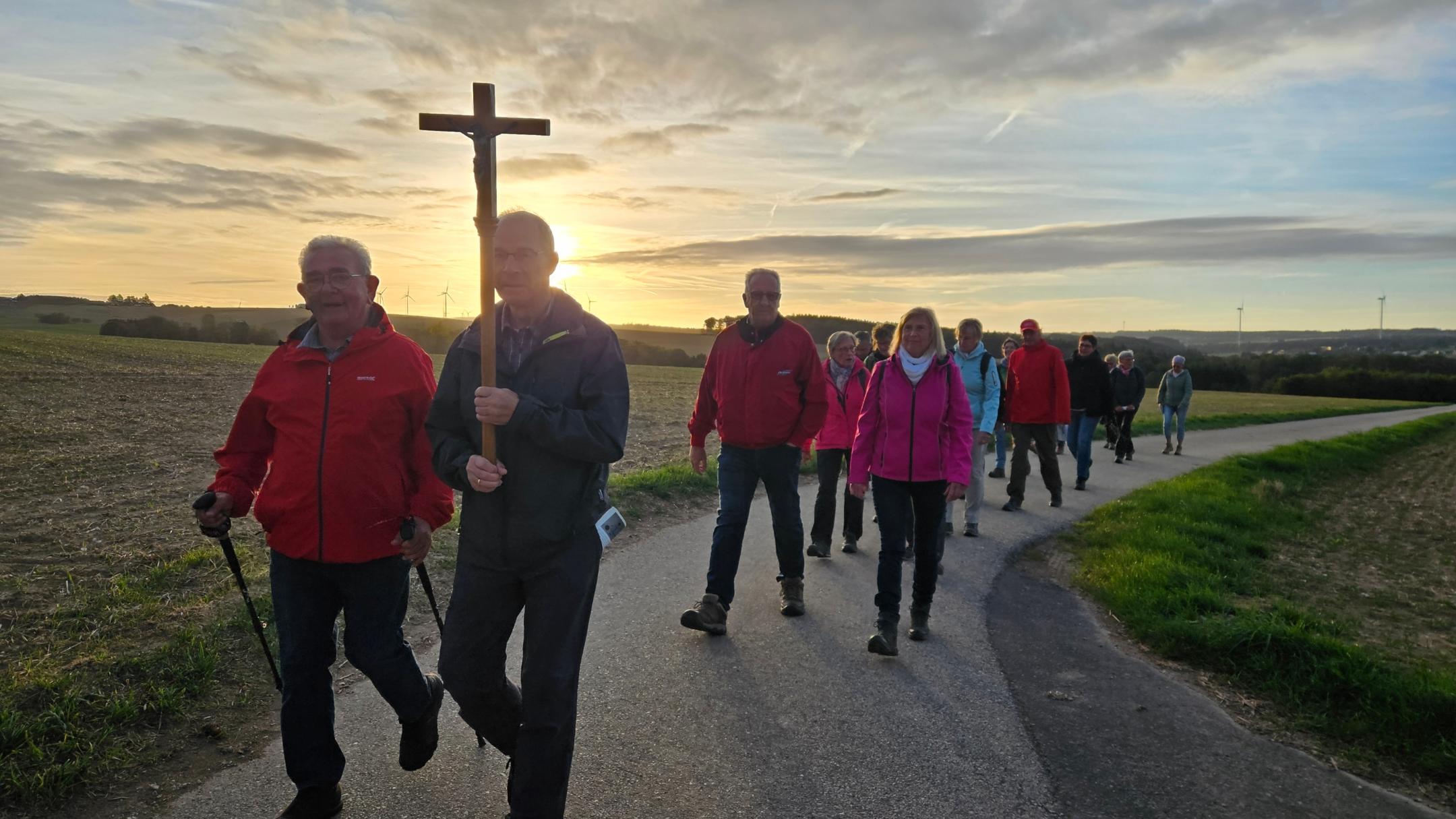 Start bei Sonnenaufgang mit dem Pilgersegen