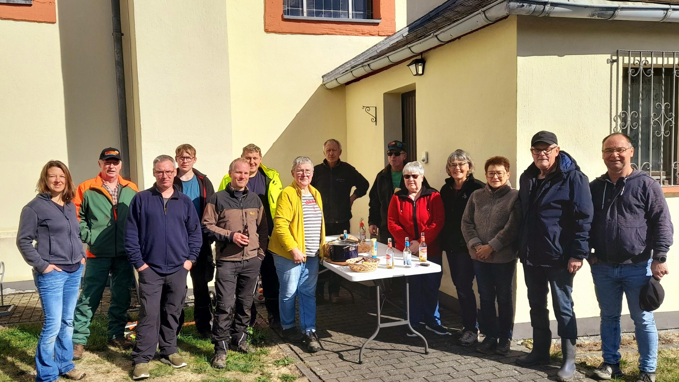 Gruppenfoto nach getaner Arbeit, es fehlen Marco Mischker und Bärbel Wagner