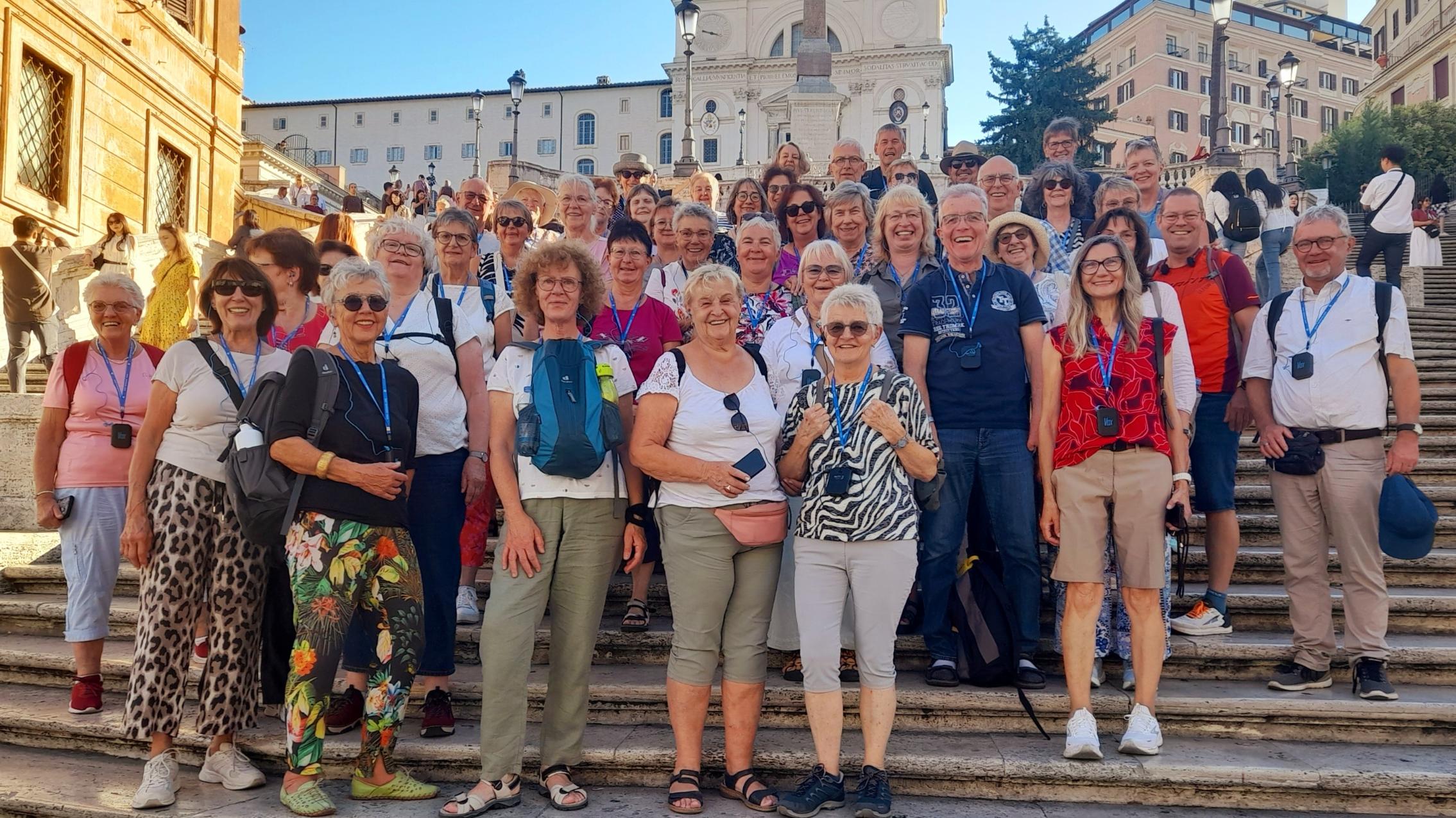 viele Menschen auf einer Treppe in Rom