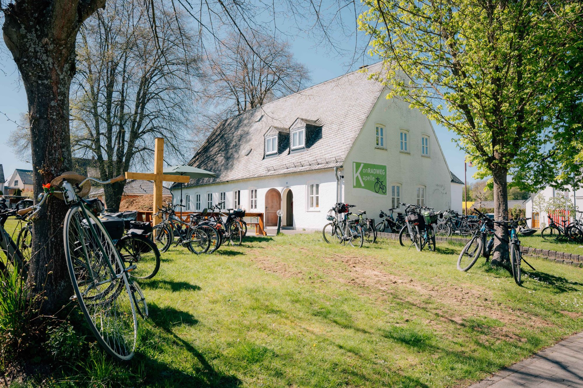 viele Radfahrer Kamen zum Eröffnungsgottesdienst der KonRADWEG-Kapelle
