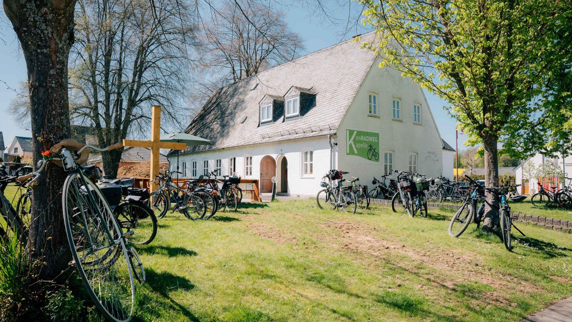 viele Radfahrer Kamen zum Eröffnungsgottesdienst der KonRADWEG-Kapelle