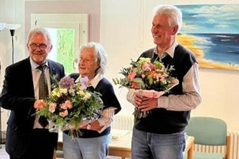Dekan Lutz Schultz bedankte sich bei Marianne Lück und Werner Klemm für 35 Jahre Vorstandsarbeit