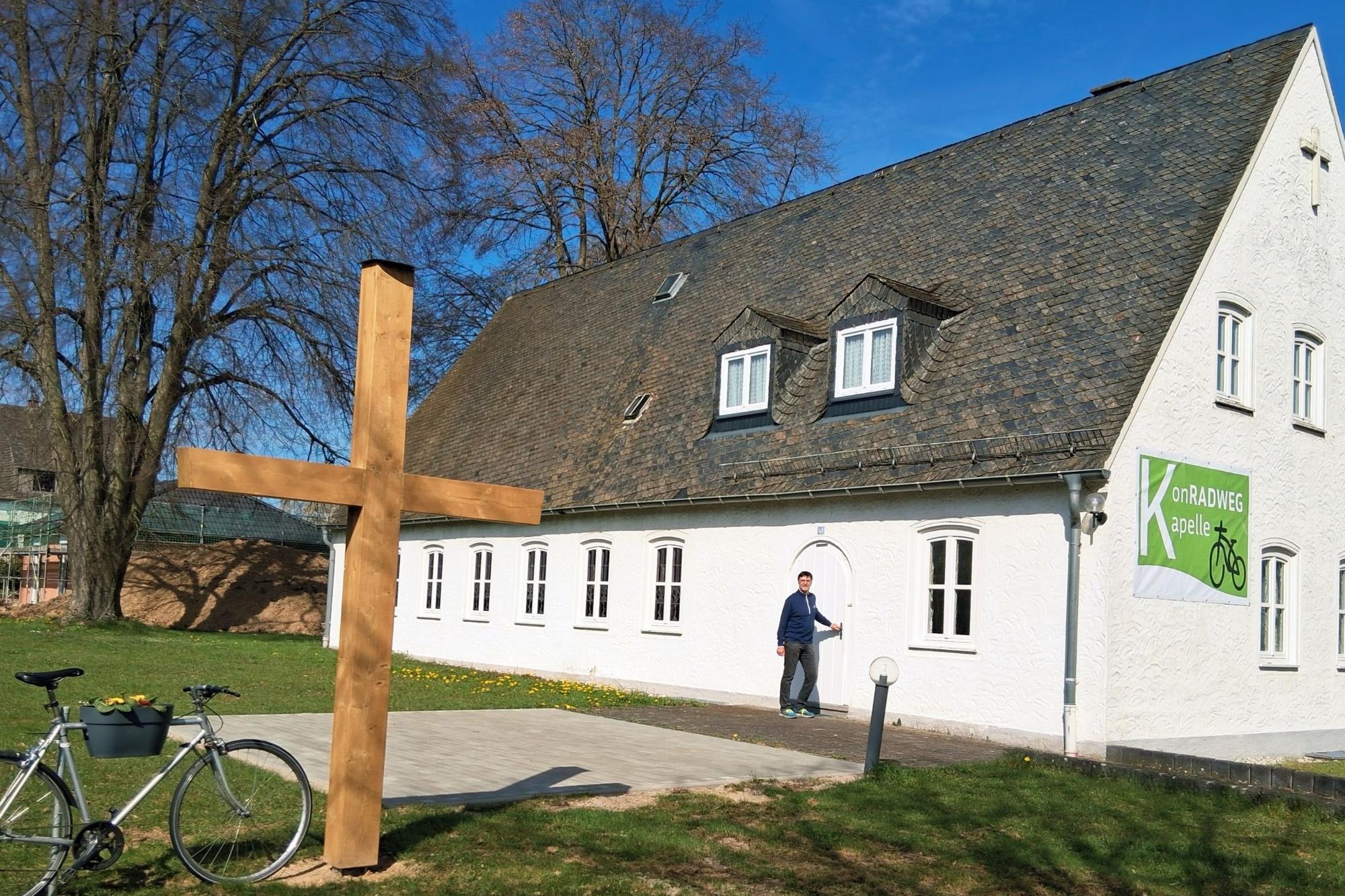Diakon Franz Jahn sorgt für offene Türen bei der neuen KonRADWEG-Kirche in Külz