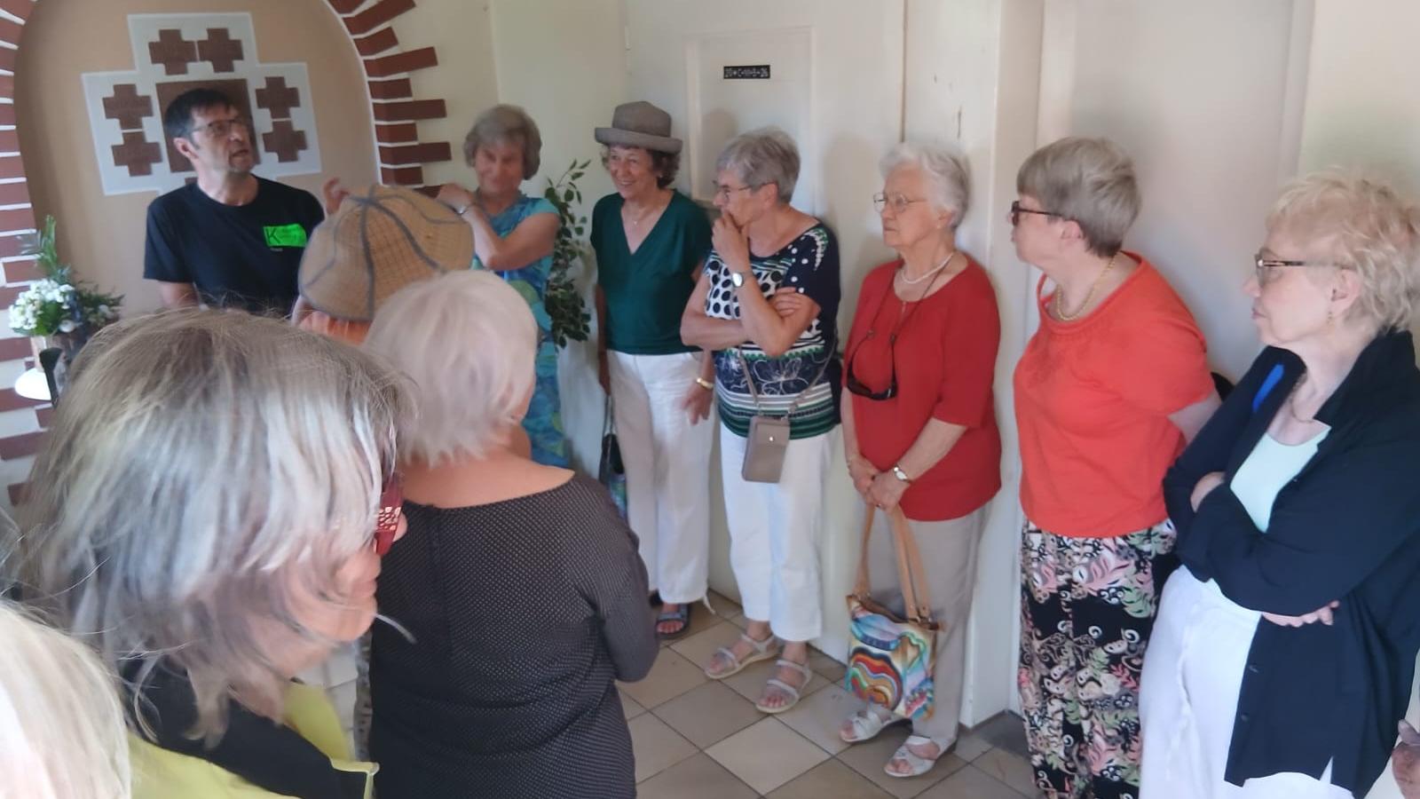 Franz Jahn begrüßt die Frauen der kfd Kirchberg-Sohren