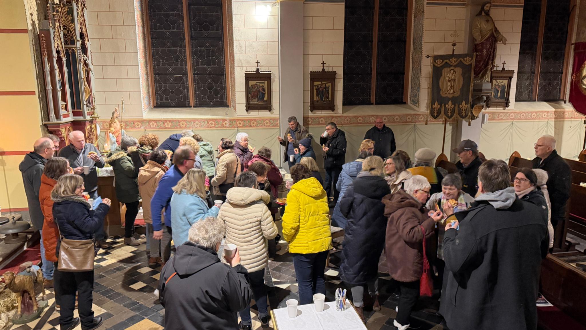 Im Anschluss an das Abendlob verweilten die Gläubigen noch bei guten Gesprächen