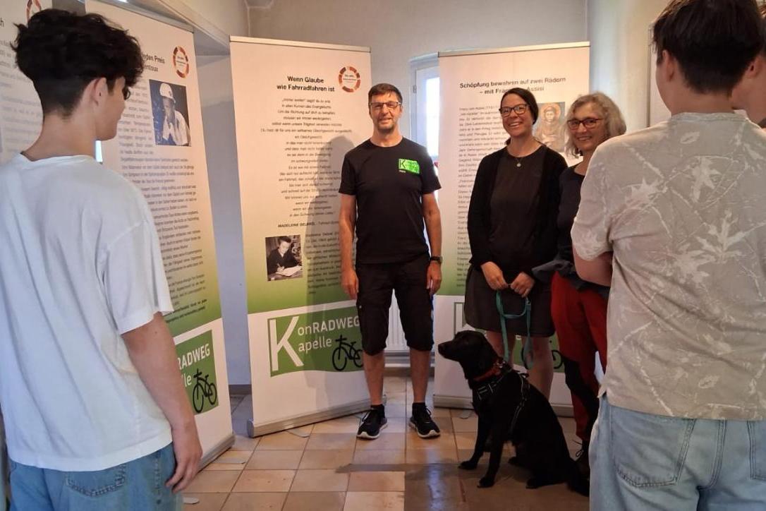 Schüler des HJG bei der Ausstellung