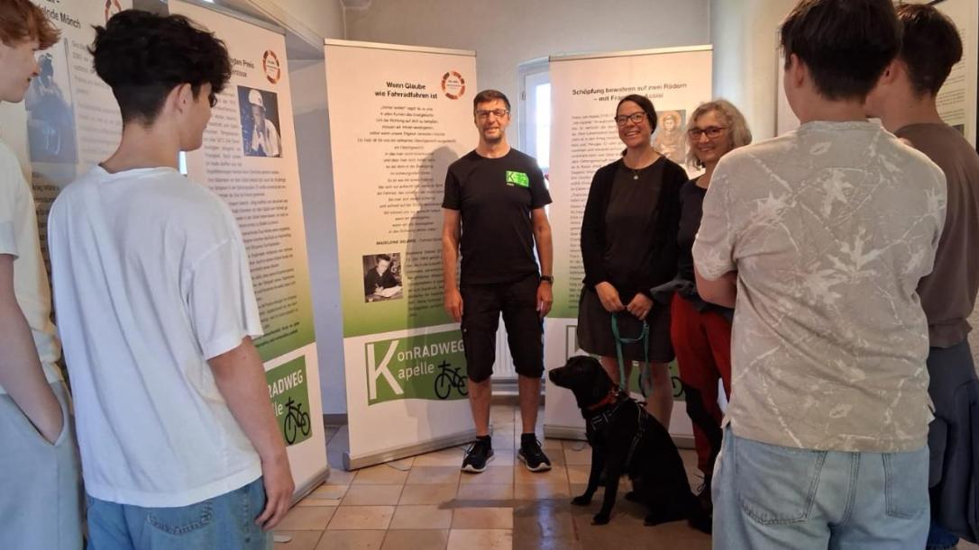 Schüler des HJG bei der Ausstellung