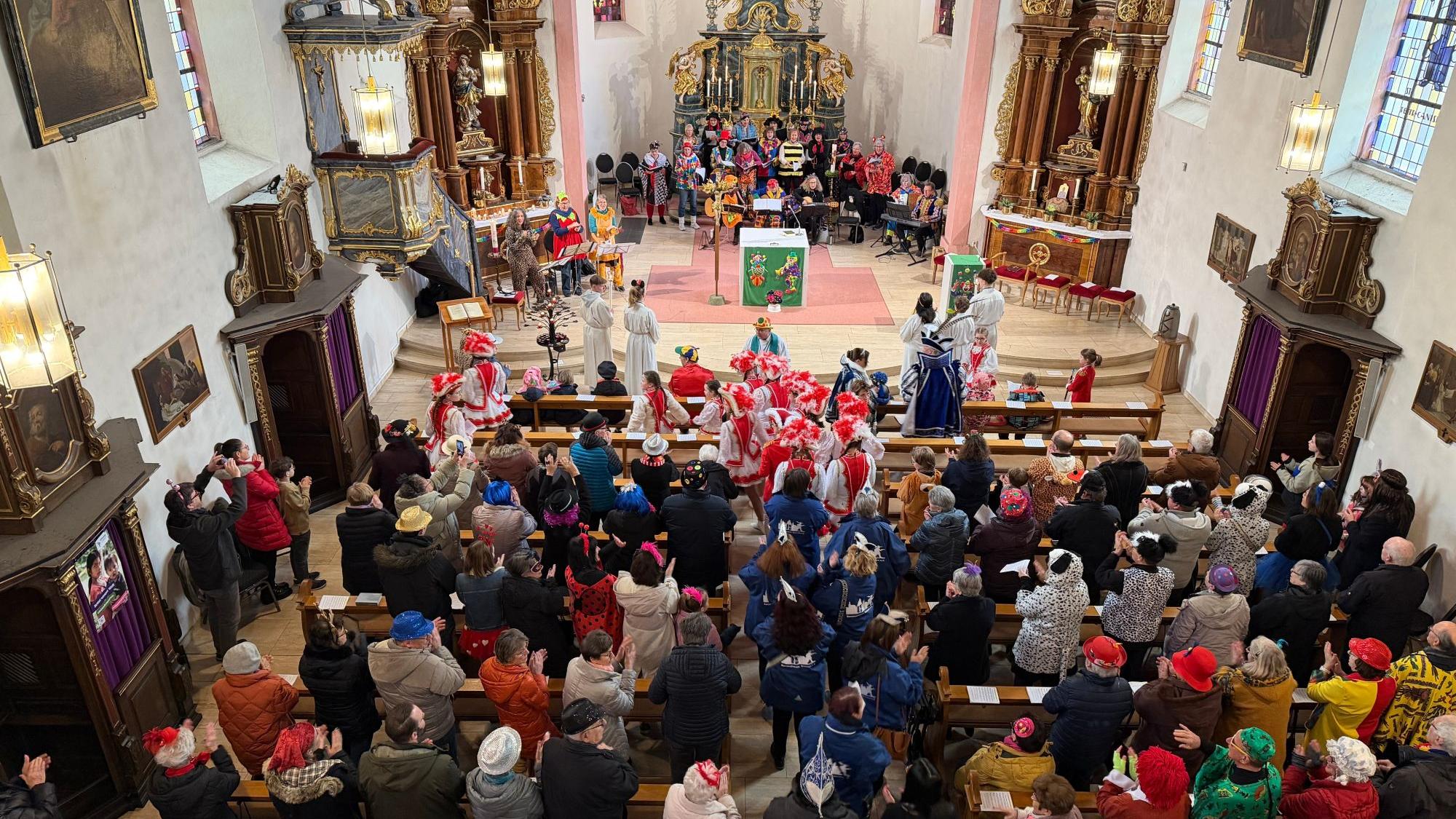 voll besetzt war die Kirche St. Josef beim traditionellen Fastnachtsgottesdienst