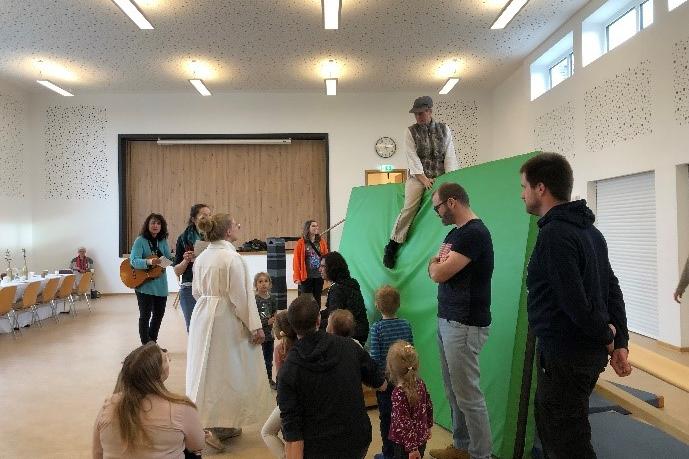zum zweiten Mal fand ein Erlebnisgottesdienst in der Gemeindehalle in Altweidelbach statt