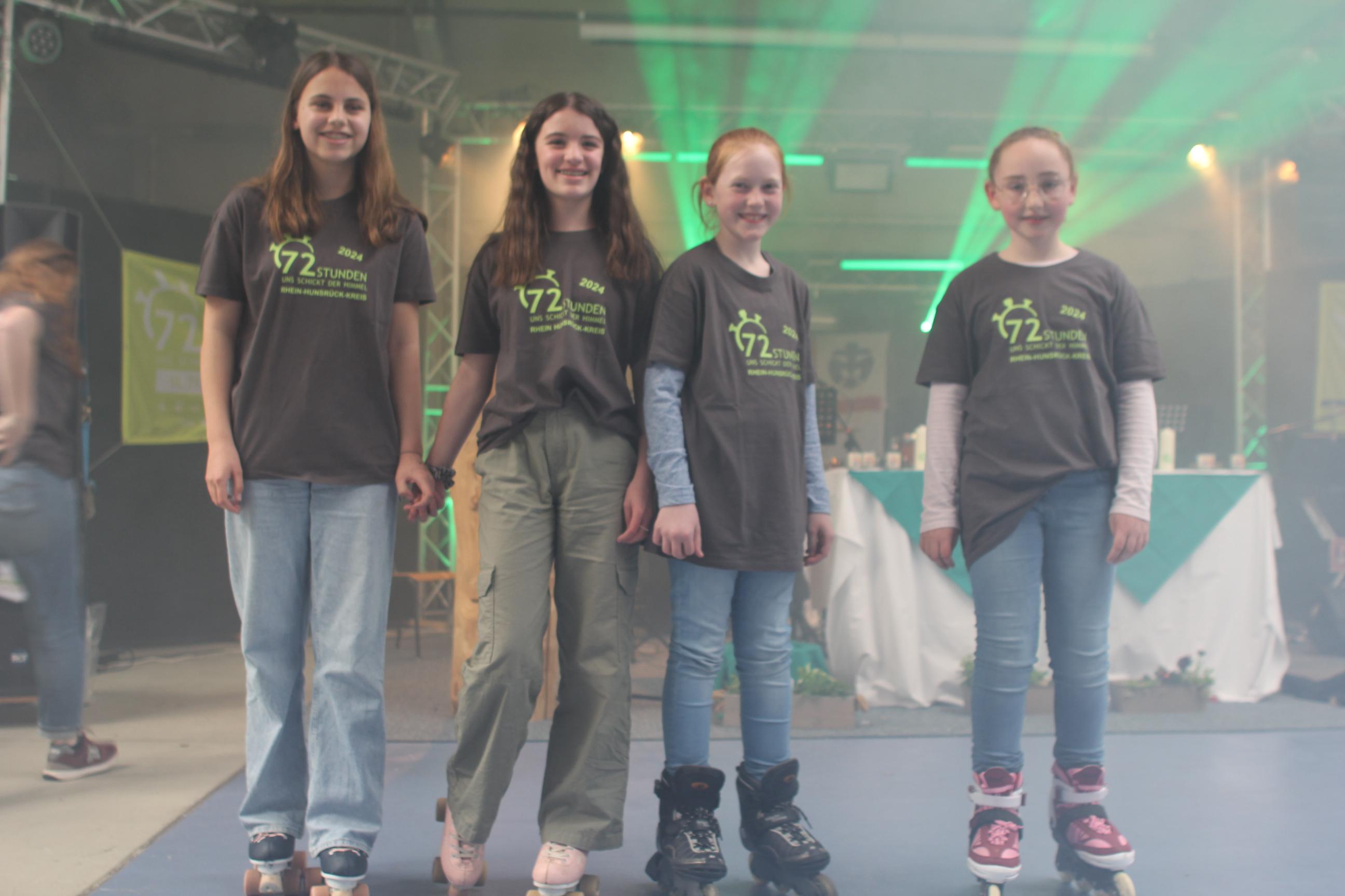 Rollerbladerinnen haben die Projektmappen an die Gruppen der 72-Stunden-Aktion übergeben.