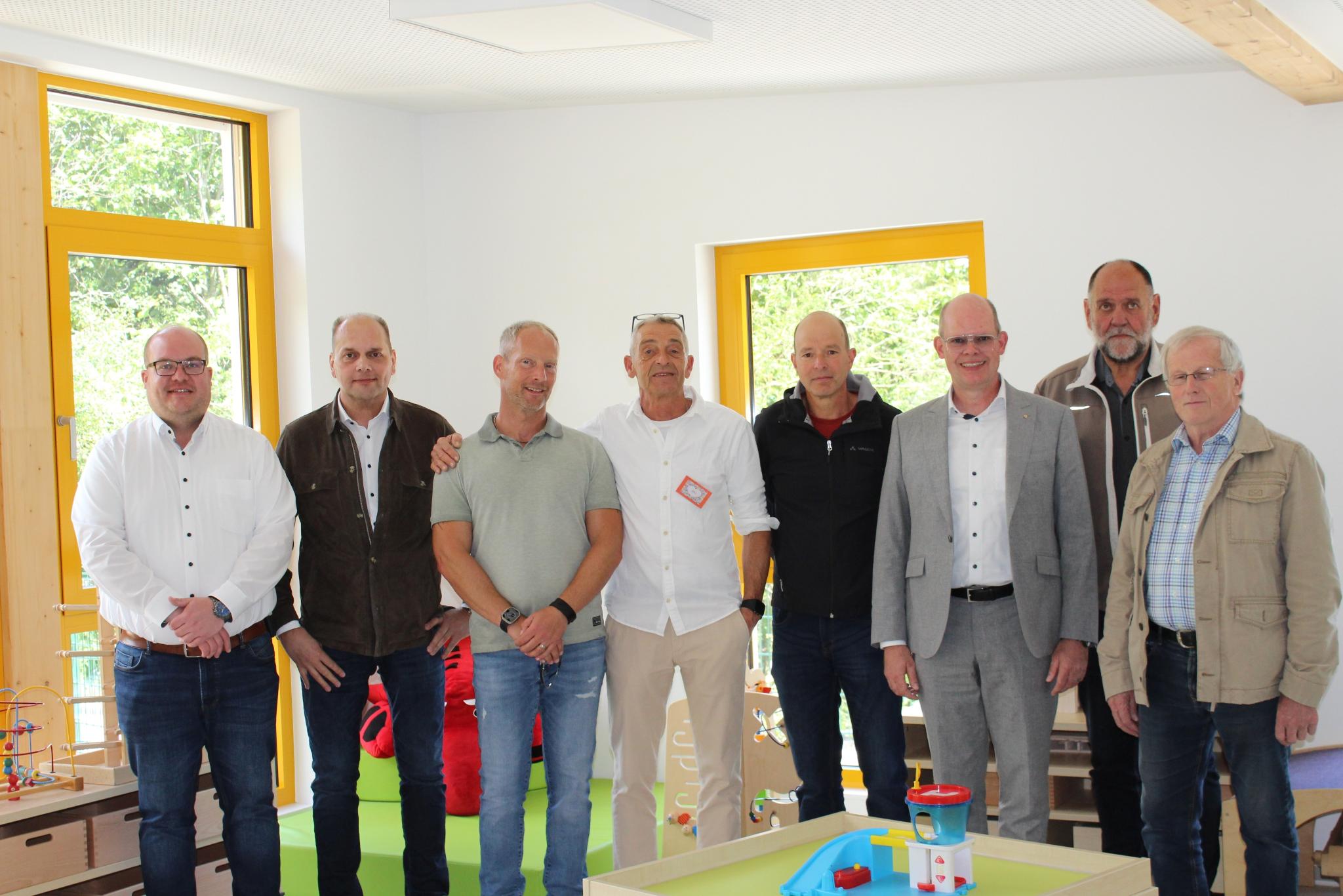 Martin Engemann (Bauverantwortlicher Bistum Trier), Gerd Krones (Bistumsarchitekt), Oliver Weinand (Architekt), Jörg Kochhan (Kita-Leiter), Kai Truckenbrodt (Gesamtleiter), Christian Keimer (Stadtbürgermeister Kastellaun), Volker Boos (Ortsbürgermeister Spesenroth) und Hans Herbert Laux (Ortsbürgermeister Uhler) bei der Einweihung der katholischen Kita Farbenfroh (v. links).