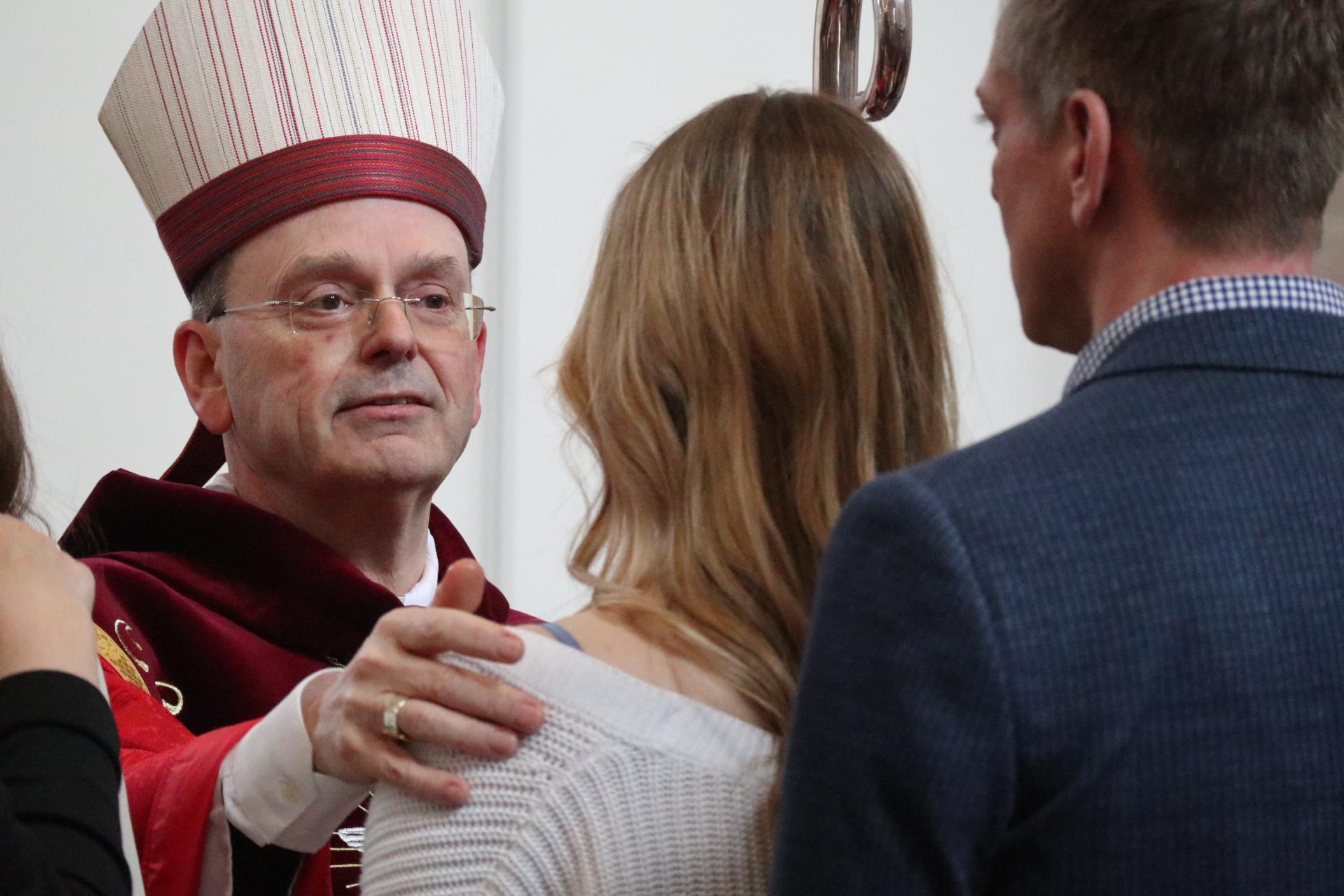 Weihbischof Brahm spendet Firmsakrament