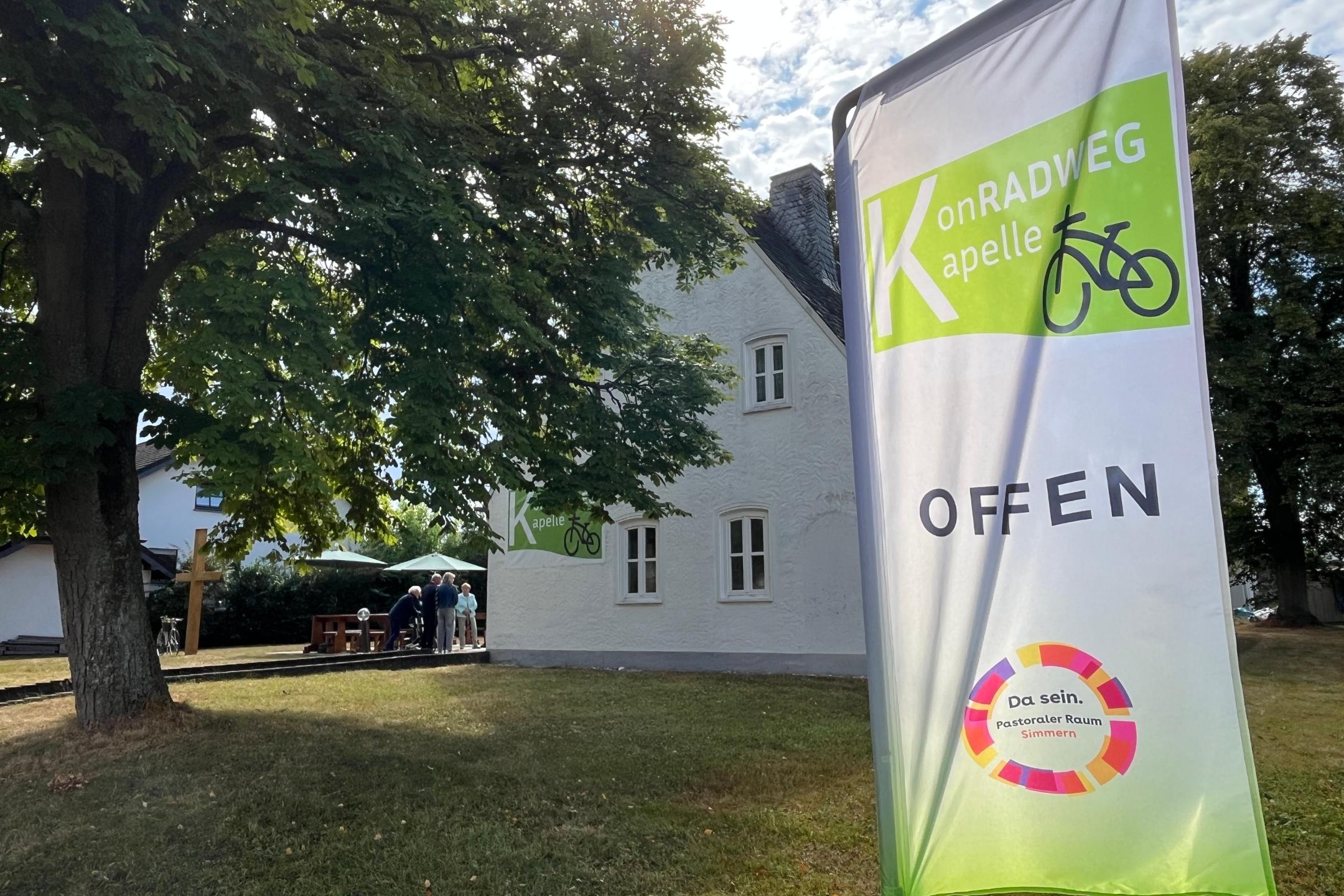 KonRADWEGKapelle liegt direkt an der Hauptstraße von Külz und am Schinderhannes-Radweg.