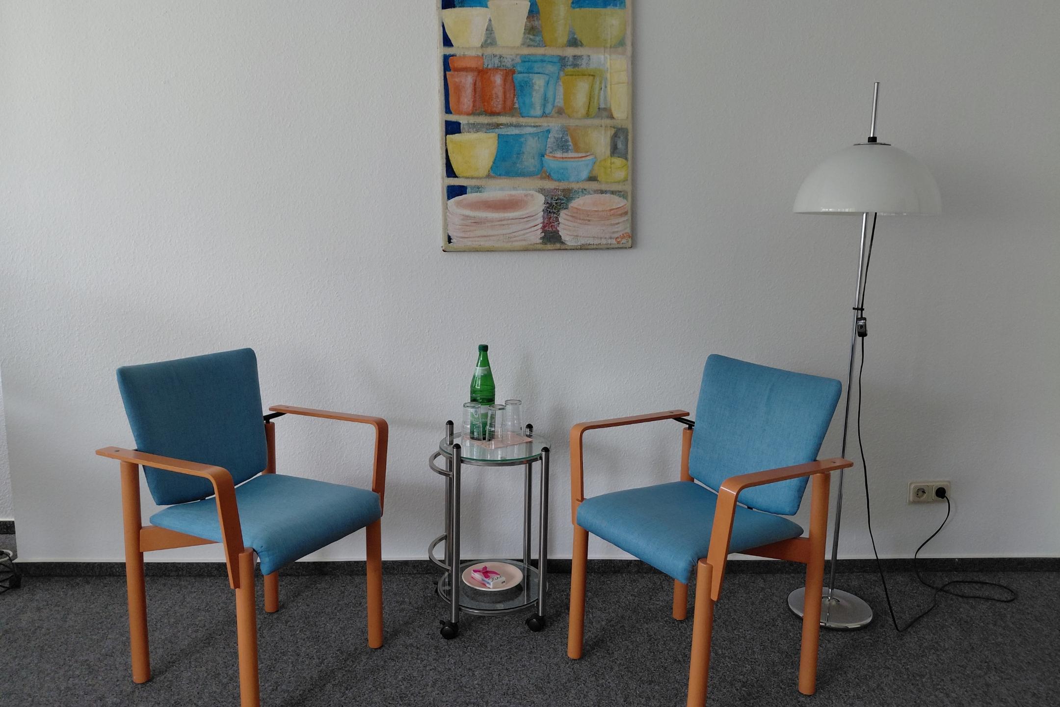 Ein Gesprächstermin kann sowohl persönlich als auch telefonisch oder per Video wahrgenommen werden. Für die Hilfesuchenden ist die Beratung kostenfrei. 