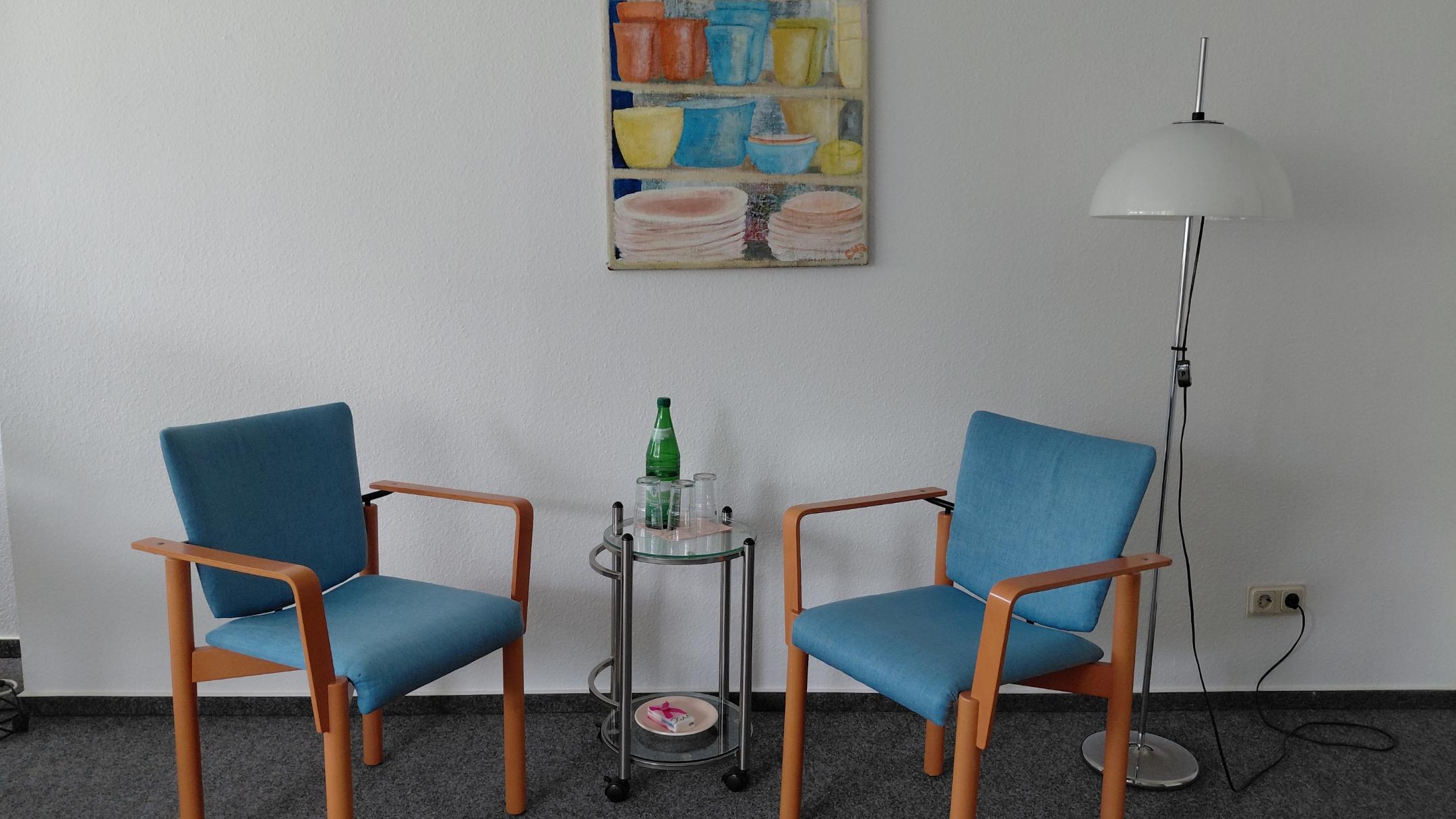 Ein Gesprächstermin kann sowohl persönlich als auch telefonisch oder per Video wahrgenommen werden. Für die Hilfesuchenden ist die Beratung kostenfrei. 