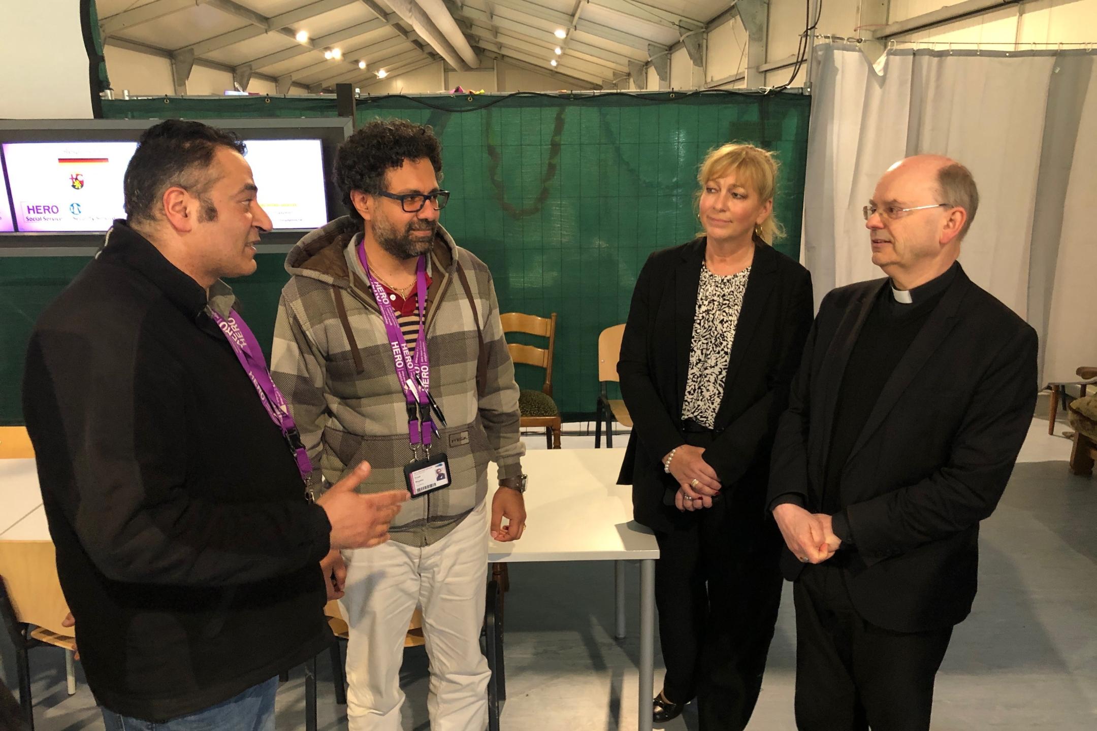 Weihbischof Brahm und ADD Präsidentin Christiane Luxem im Gespräch mit Afa-Mitarbeitern