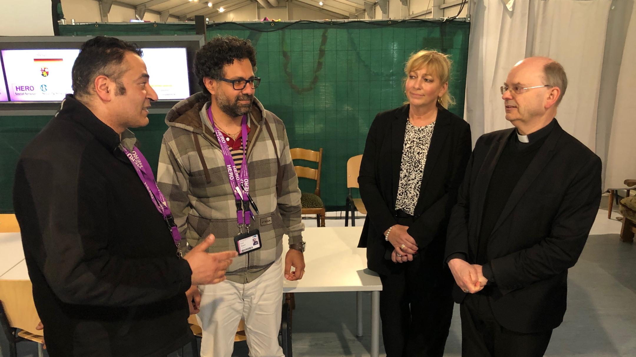 Weihbischof Brahm und ADD Präsidentin Christiane Luxem im Gespräch mit Afa-Mitarbeitern