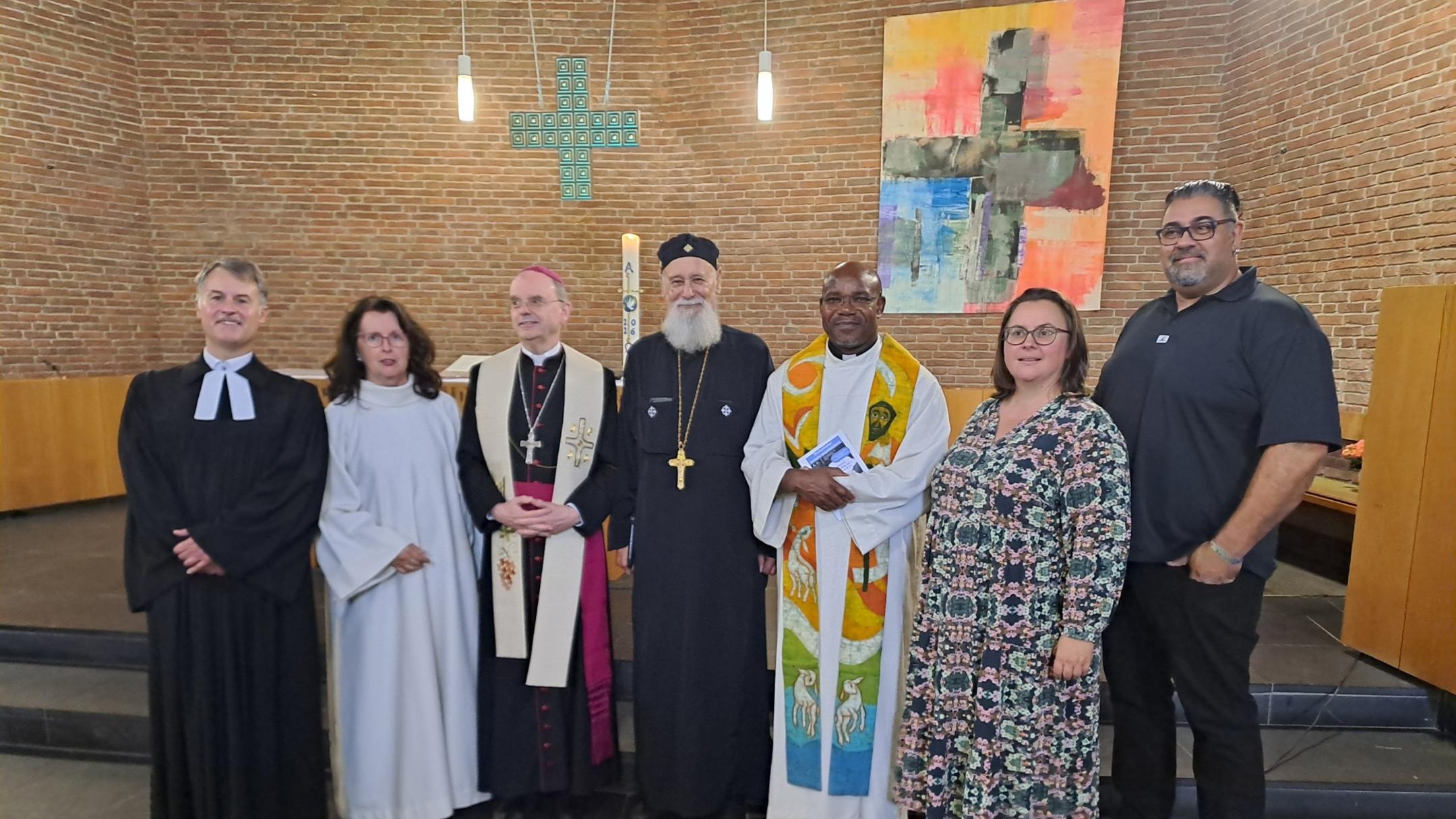Superintendent Markus Risch vom evangelischen Kirchenkreis Simmern-Trarbach, Pastoralreferentin Anna Werle (Pastoraler Raum Simmern), der Trierer Weihbischof Robert Brahm, Vater Danyal Riad von der koptisch-orthodoxen Kirchengemeinde St. Nikolaus Kirchberg, Pater Dr. McDonald Kelechi (Kaycee) Nwandu vom Pastoralen Raum Simmern sowie Susan und Dave Sindhu von der Christuskirchengemeinde  (v.li.n.re.)