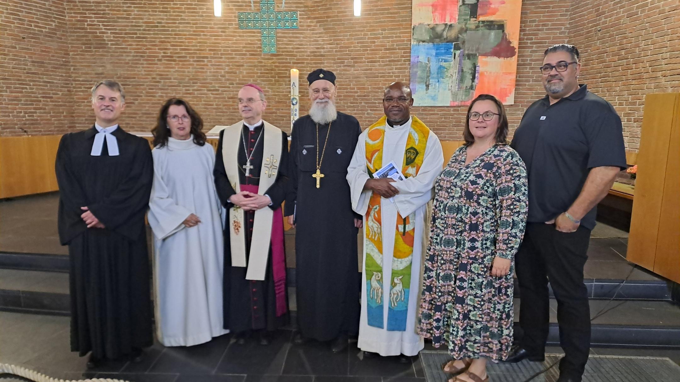 Superintendent Markus Risch vom evangelischen Kirchenkreis Simmern-Trarbach, Pastoralreferentin Anna Werle (Pastoraler Raum Simmern), der Trierer Weihbischof Robert Brahm, Vater Danyal Riad von der koptisch-orthodoxen Kirchengemeinde St. Nikolaus Kirchberg, Pater Dr. McDonald Kelechi (Kaycee) Nwandu vom Pastoralen Raum Simmern sowie Susan und Dave Sindhu von der Christuskirchengemeinde  (v.li.n.re.)