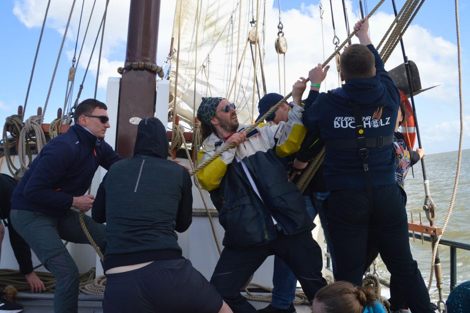 Jugendliche auf einem Segelschiff