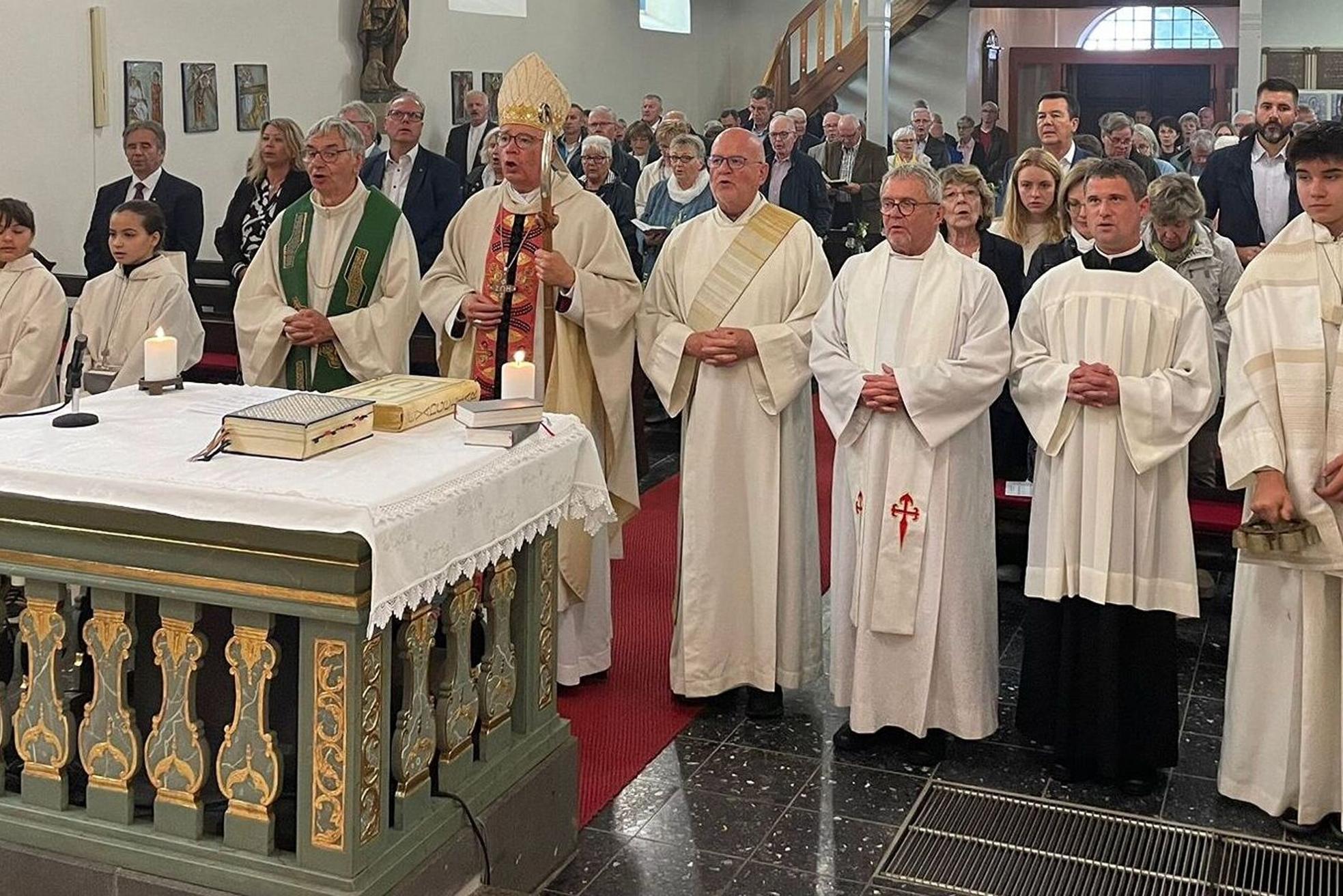 Die Zelebranten (v.li.) Pfarrer Alfons Schmitz, Bischof Dr. Stephan Ackermann, Diakon Clemens Fey und Dekan Lutz Schultz beim Schlusslied in der St. -Thekla-Kirche