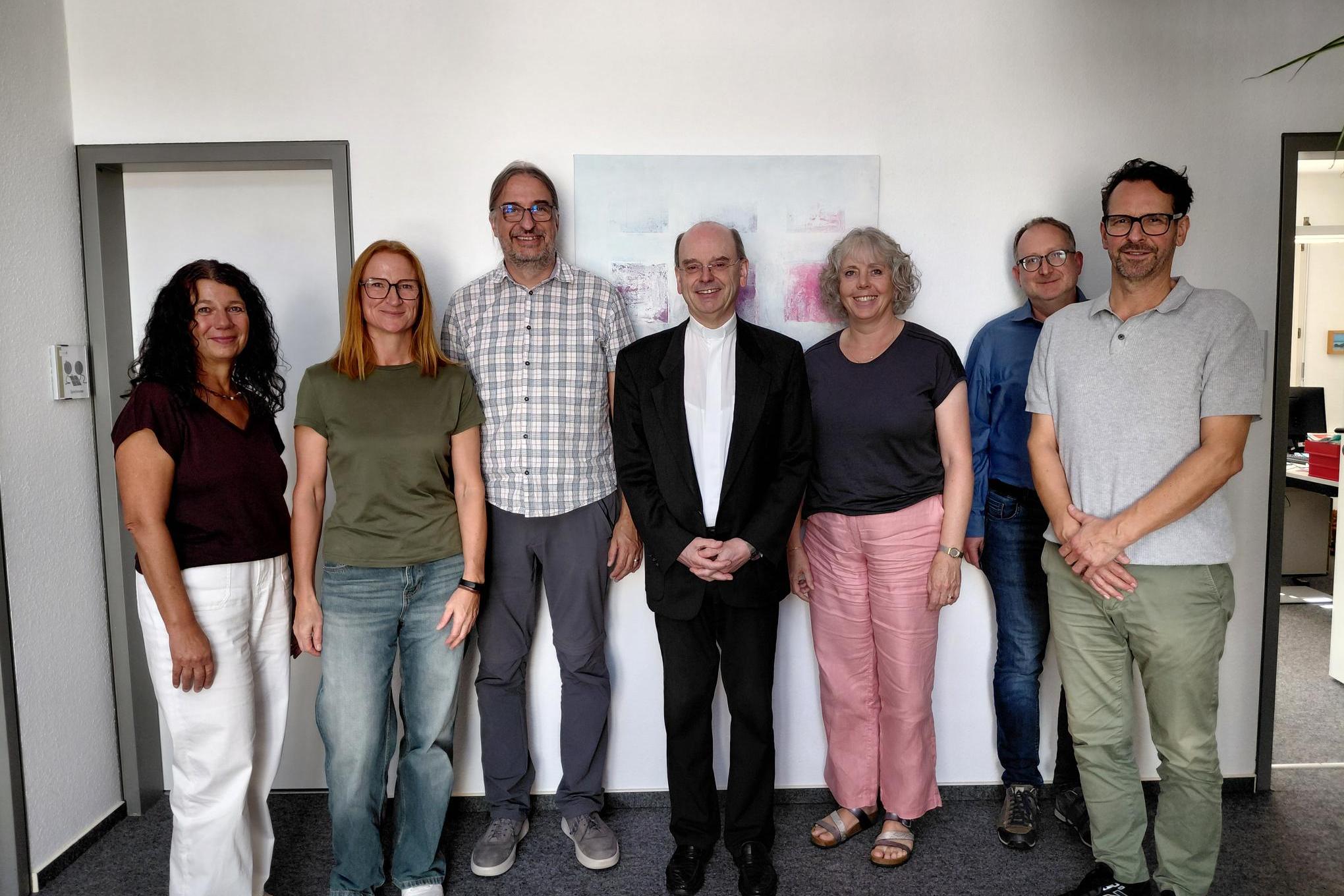 Am Gespräch nahmen teil (v.li.n.re.): Dagmar Reichel (LB), Sandra Herbert (LB), Michael Hammes (LB), Weihbischof Robert Brahm, Eva Glocker (LB), Andreas Moreth (Pastoraler Raum Simmern), Rainer Liesenfeld (LB)