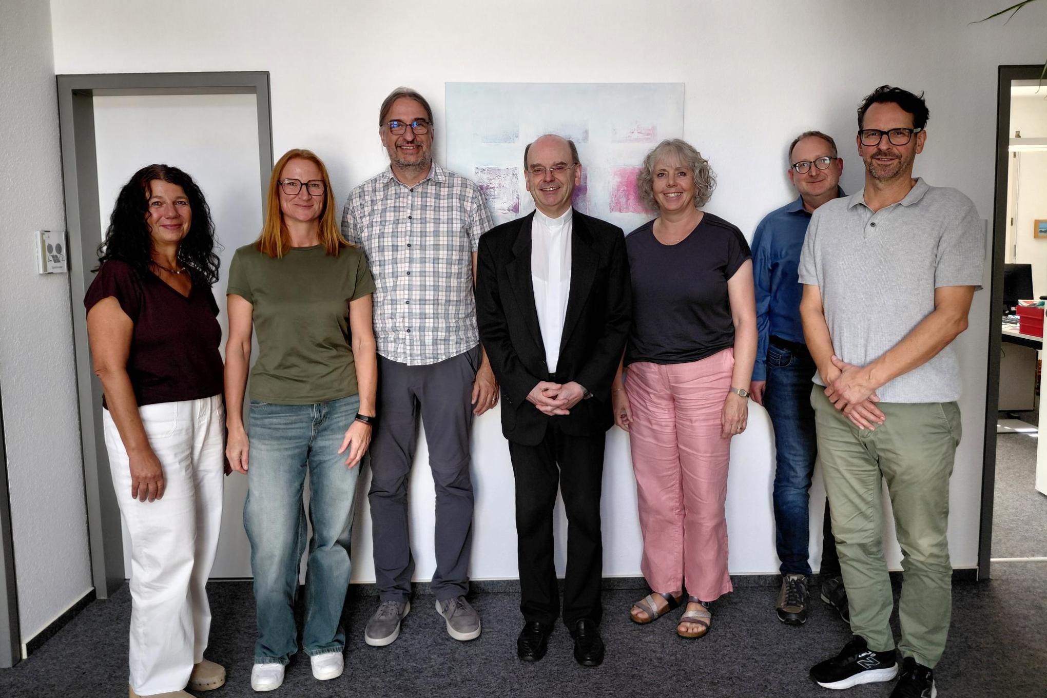 Am Gespräch nahmen teil (v.li.n.re.): Dagmar Reichel (LB), Sandra Herbert (LB), Michael Hammes (LB), Weihbischof Robert Brahm, Eva Glocker (LB), Andreas Moreth (Pastoraler Raum Simmern), Rainer Liesenfeld (LB)