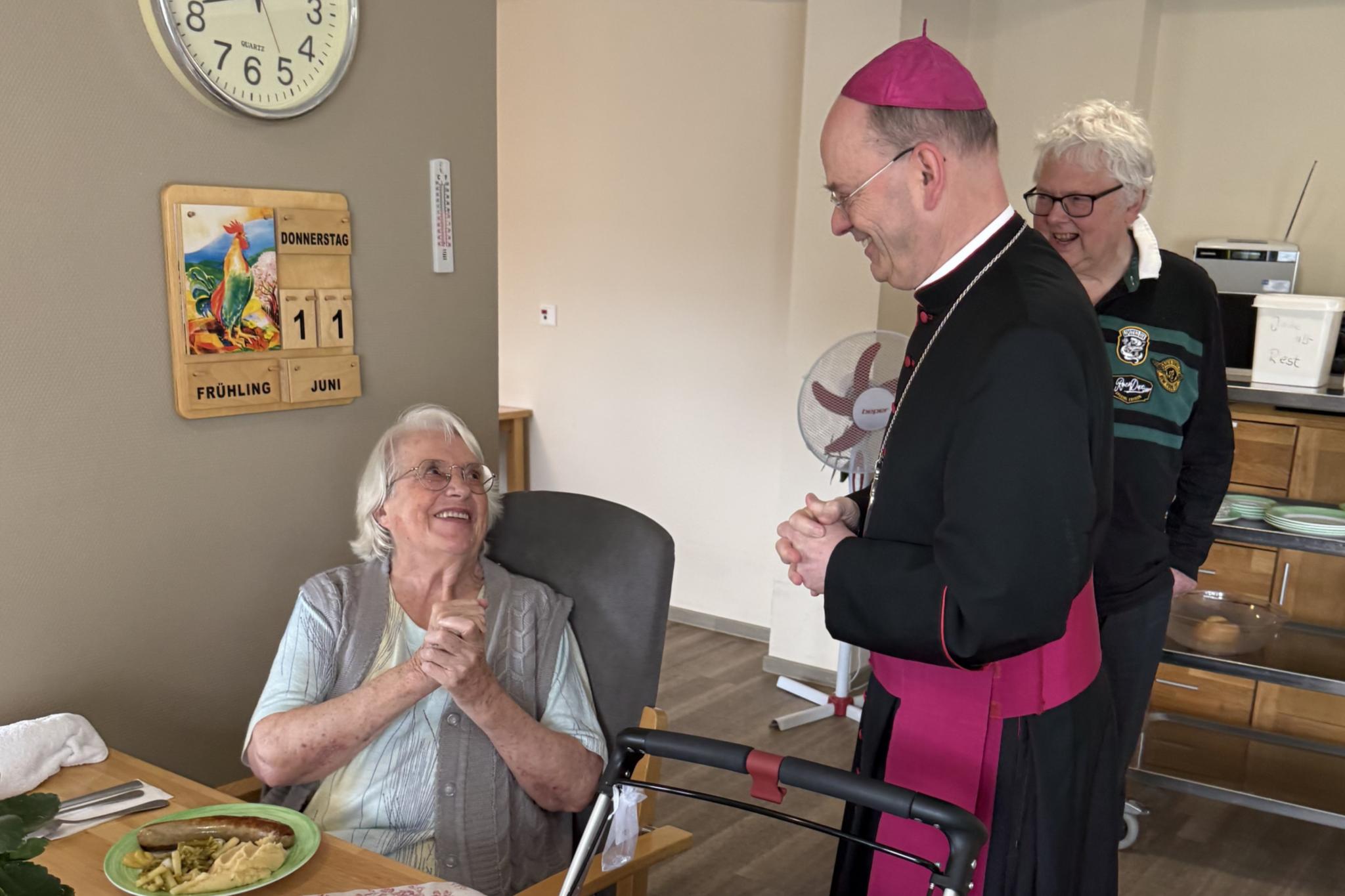 Bei seinem Besuch im Pflegezentrum kam Weihbischof Brahm mit Bewohnerinnen und Bewohnern ins Gespräch.