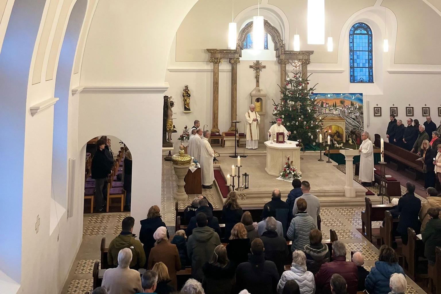 Weihbischof Brahm feierte den Gottesdienst in der frisch renovierten Lingerhahner Kirche