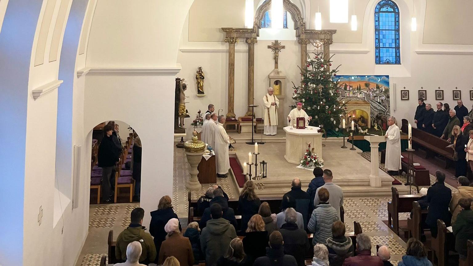 Weihbischof Brahm feierte den Gottesdienst in der frisch renovierten Lingerhahner Kirche