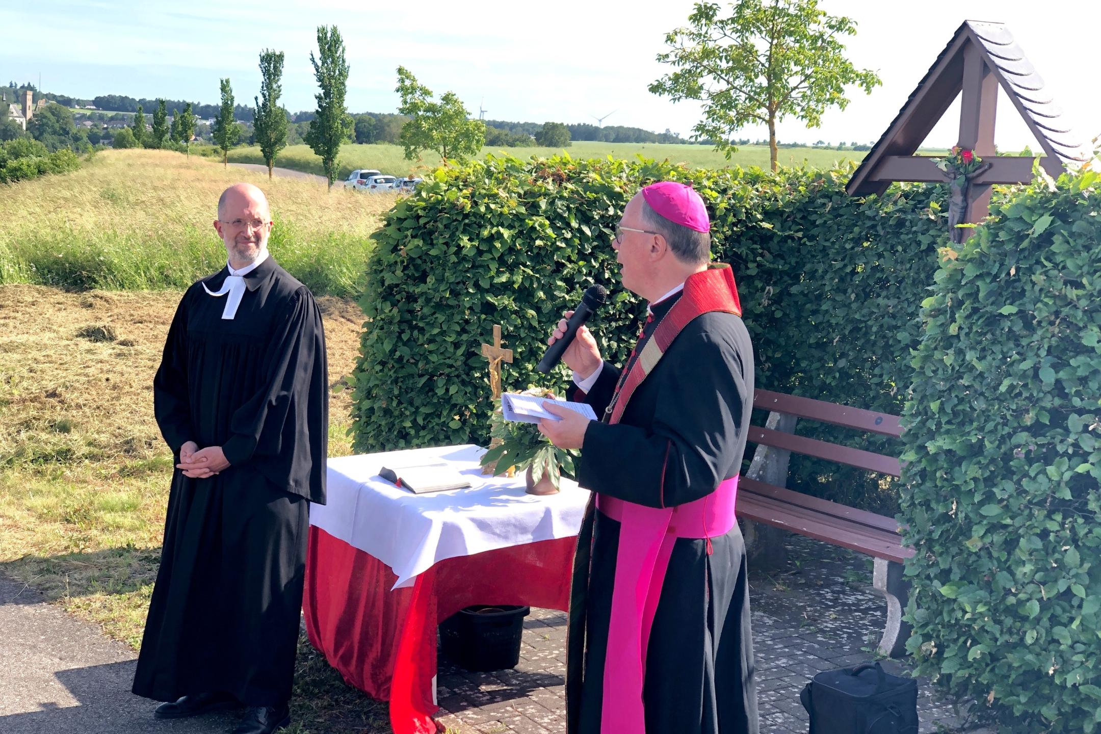 Präses Thorsten Latzel (links) und Bischof Stephan Ackermann beim Wegekreuz zwischen Kastellaun und Uhler